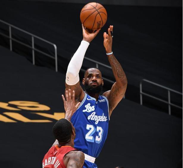  湖人逆转，詹姆斯破四万分  