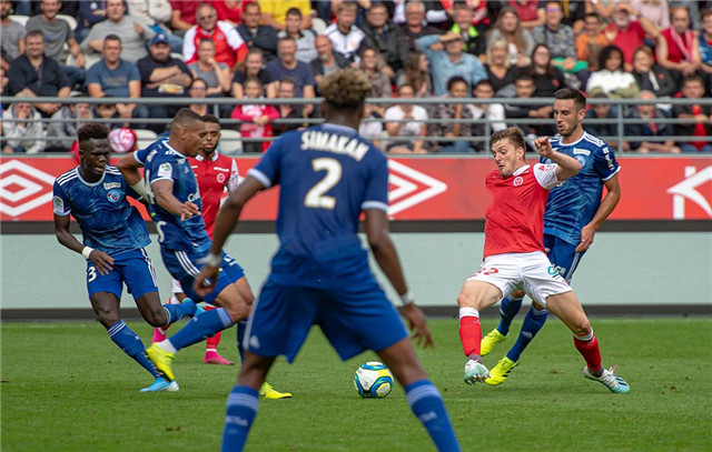  斯特拉斯堡, 定位球战术显威克劲敌  